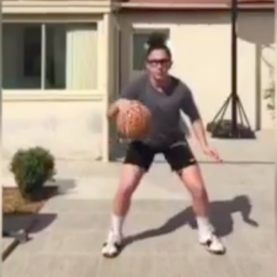 Viens jouer au basket avec nous - coach Laura video N°2
